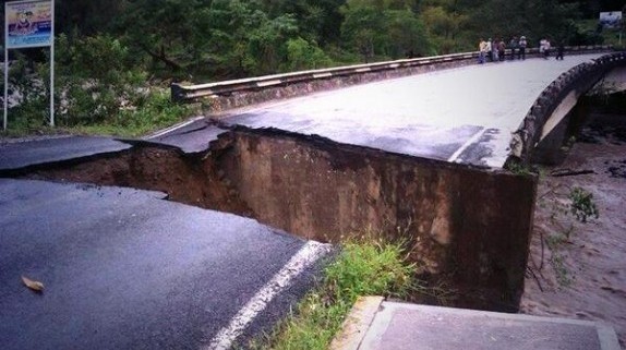 Al menos 20 mil personas se encuentran incomunicadas por ruptura de este puente que debió rehabilitarse con recursos del FONDEN