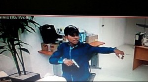 Con pistola en mano amagaron al vendedor y saquearon la tienda a plena luz del día