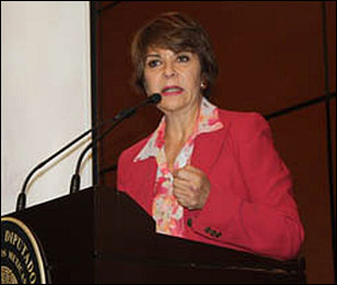 La senadora perredista Angelica de la Peña tuvo los tenates, que le han faltado a diputados y senadores por Veracruz para llevar el caso de la matanza y desaparición de comunicadores en el estado. Los de casa, sólo se preocupan por cobrar y levantar el dedo.