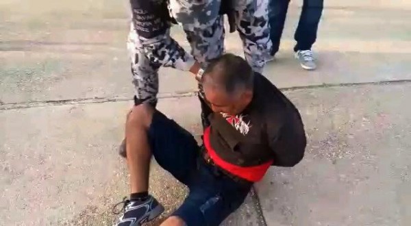 Este señor intentó asaltar a una mujer que corría en el malecón, pero lo detuvieron ciudadanos que arriesgaron sus vidas ante ausencia de seguridad/ Foto Plumas Libres