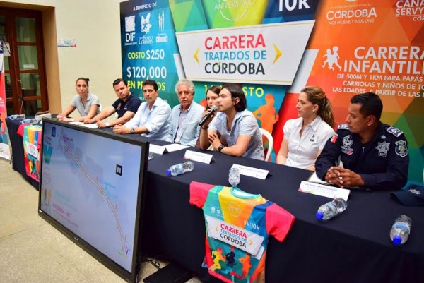 El alcalde del municipio de Córdoba Tomás Ríos promueve el deporte entre la niñez