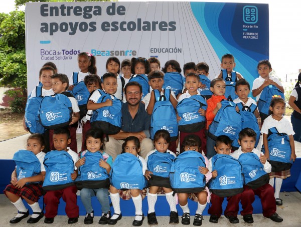 FOTO ENTREGA APOYOS ESCOLARES 03