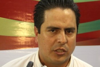 Joaquin Caballero alcalde priísta de Coatzacoalcos mandó a su jefe de prensa a impedir que reporteros escucharan queja de transportistas por nuevo reglamento de tránsito