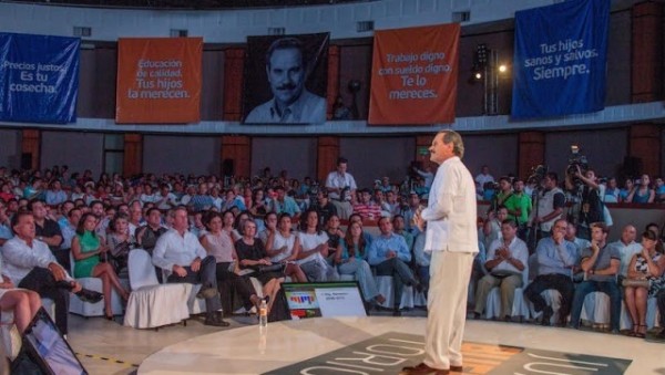 Al rendir su último informe de labores como diputado federal, Juan Bueno Torio se declaró listo para buscar la candidatura de su partido a la gubernatura de Veracruz/ Foto cortesía de radiover.info