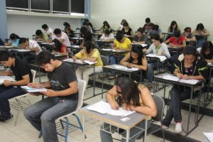 La política neoliberal contempla la privatización de los servicios de salud pública y la educación en México
