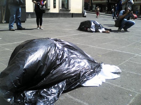 Las bolsas negras contenían cuerpo de jóvenes mujeres/ Foto Fco. de Luna