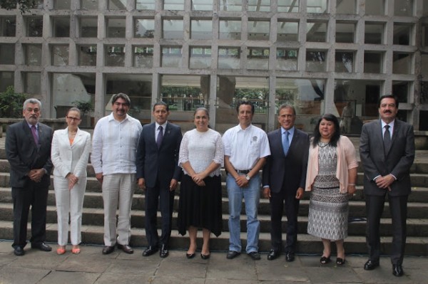 En esta imágen Erick Lagos tiene la sonrisa congelada y la rectoria Sara Ladrón de Guevera ya cuenta los días que le quedan al frente de la máxima casa de estudios por andar invitando a Miguel Yunes a sus eventos. 