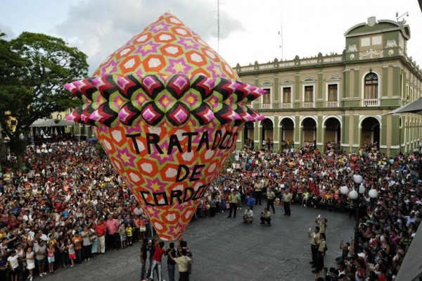 Miles de cordobeses y visitantes de la región disfrutaron este domingo de los talleres de globos de Cantolla y del lanzamiento de globos gigantes alusivos a los Tratados de Córdoba,