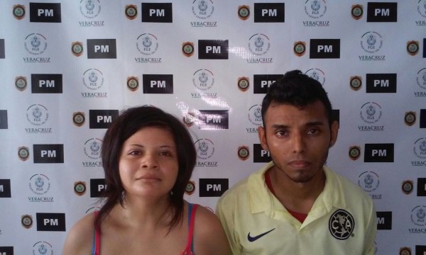 La pareja detenida/Plumas Libres