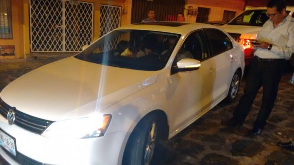 Enrique Rentería Zavaleta abogado es el mismo que liberó a los trabajadores de CFE acusados por presuntamente asesinar al Pastor Claudio Martínez, ahora el fiscal lo manda a detener arriba de su vehículo/ Foto Plumas Libres