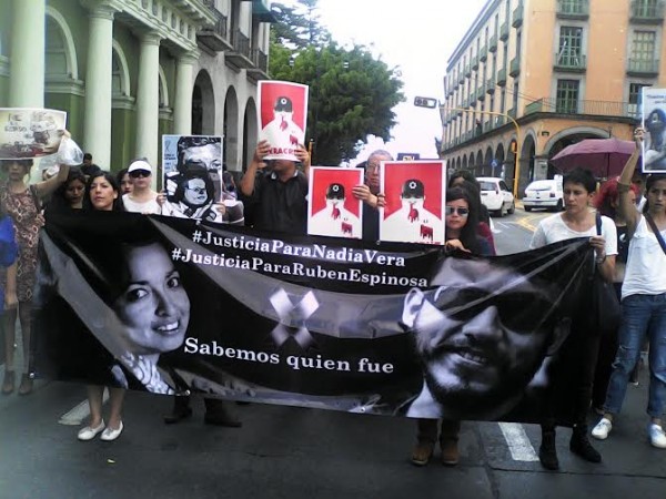 Otra protesta frente a palacio de gobierno por asesinato de activista Nadia Vera y del fotoreportero Rubén Espinosa/ Foto Francisco de Luna
