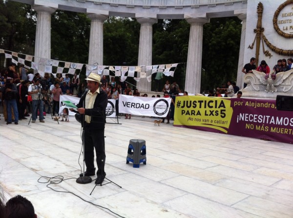 Decenas de personas protestaron ayer sábado en la cudad de México por los cinco asesinatos en la colonia Narvarte/Plumas Libres