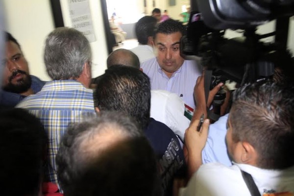 Aqui Galdino Cerecedo enfurecido ordenando a los reporteros no accesar/ Foto Plumas Libres