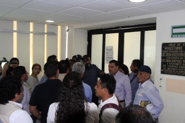 Aqui Galdino Cerecedo evitando que los reporteros cumplieran con su trabajo/ Foto Plumas Libres