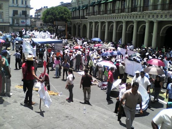 Llueven las manifestaciones frente a palacio de gobierno por promesas incumplidas de funcionarios públicos/ Fco. de Luna