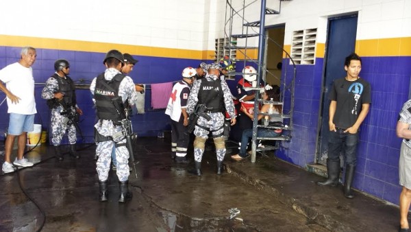 Los policias navales son los que acudieron al rescate de la empresaria, la policia estatal brilló por su ausencia/ Foto Plumas Libres