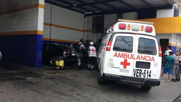 Los paramédicos de Cruz Roja dieron primeras atenciones a secuestrada/ Foto Plumas Libres