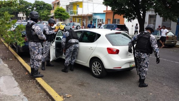 En este vehículo se llevaban a la empresaria, pero delincuentes chocaron la unidad y tuvieron que huir/ Foto Plumas Libres