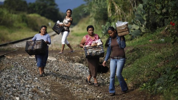 A las Patronas y al padre Solalinde ya no les alcanza para mantener el apoyo no solo a migrantes, ahora hasta connacionales les piden de comer