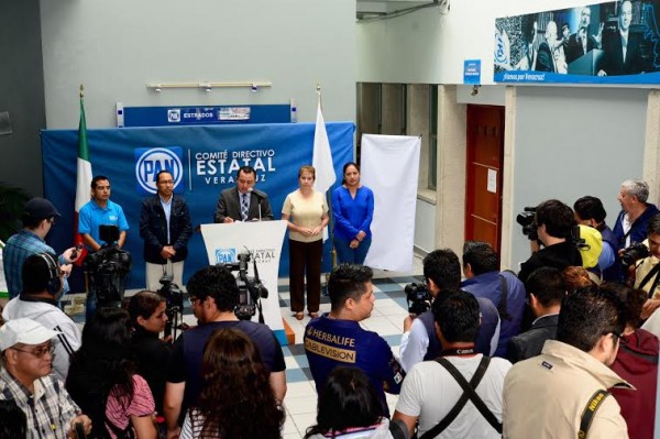  “Veracruz está en riesgo y es por ello que el PAN insiste en convocar a los partidos de oposición a conformar una alianza rumbo a las elecciones del 2016”, dijo el dirigente estatal del azul.
