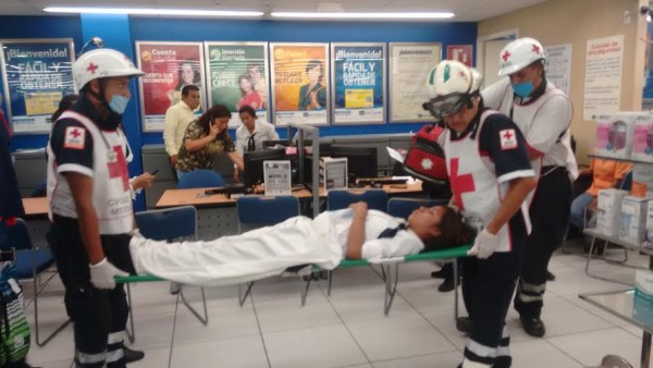 A esta mujer empleada de la tienda le tocó un disparo en la pierna/ Foto Plumas Libres 