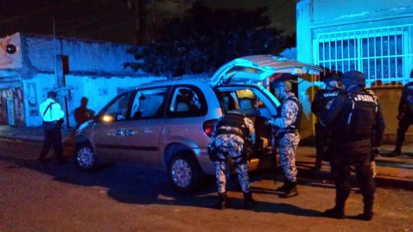 La camioneta donde huyeron los asaltantes fue localizada después con restos de sangre/ Plumas Libres