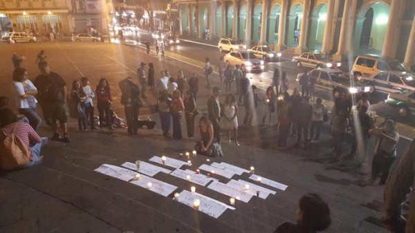 Colegas y amigos de Rubén Espinosa exigen justicia en las escalinatas de la Plaza lerdo de Xalapa, Veracruz. Foto: Vía Twitter: @Patituuss