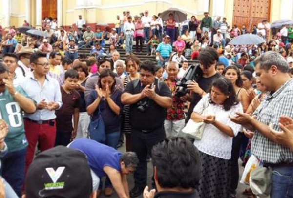 Emotiva despedida de periodistas a Rubén Espinosa en Plaza Regina Martinez