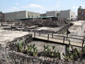 Un 17 de agosto de 2002, trabajos en centro de D.F, descubren el Coatepantli de la antigua gran Tenochtitlán..