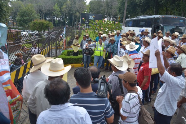 Le llueven las manifestaciones al secretario de Finanzas, Antonio Gómez Pelegrín, esta tarde llegaron productores de piña a manifestarse para exigir el pago de apoyos productivos que les adeudan desde el 2014 por una cantidad de 100 millones de pesos/ FOTO:PATTY BARRADAS/FOTOVER.