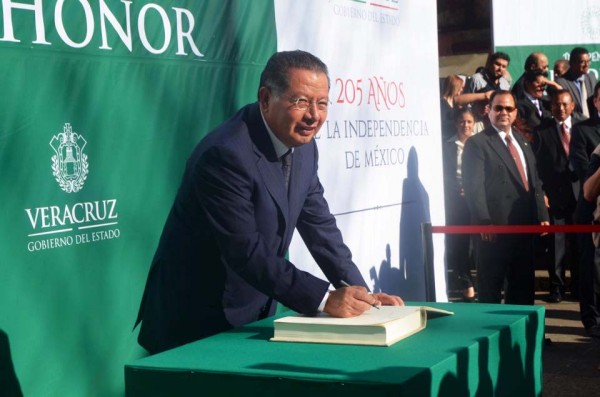 El secretario de Gobierno, Flavino Ríos Alvarado, dio inicio de las guardias de honor al monumento de Don Miguel Hidalgo y Costill,/Fotover
