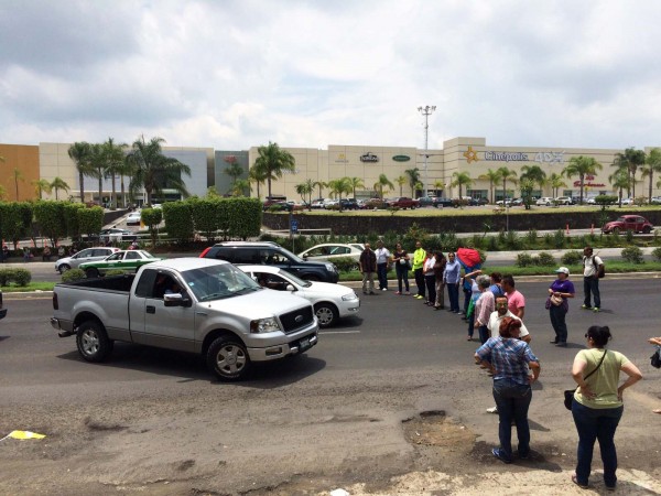 Xalapa, Ver.- Docentes mantienen tomadas las instalaciones de la SEV, desde la mañana de este jueves, como medida de presión ante las autoridades cierran carriles de la avenida Lázaro Cárdenas/ FOTO: ALBERTO PALACIOS/FOTOVER.