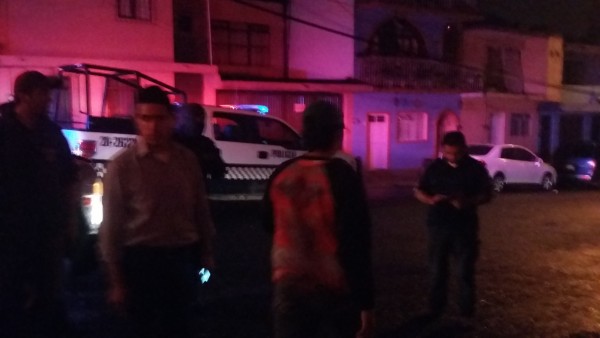 Estos tres sujetos llegaron minutos después de que los estudiantes fueron atacados y los tomaron fotografías. Los policías permitieron sus presencia/Plumas Libres