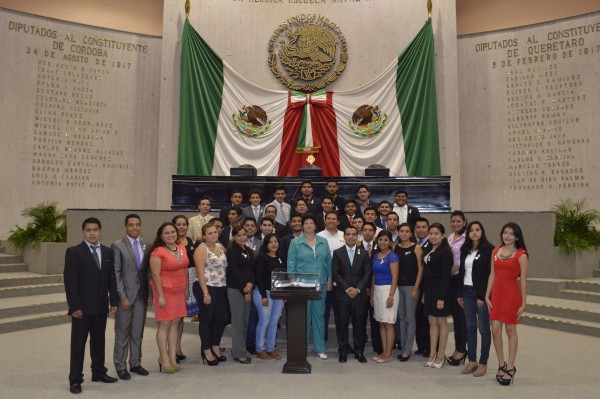 Xalapa, Ver.     Con una invitación a que sigan preparándose y participen en la vida política de Veracruz, la diputada María del Carmen Pontón Villa clausuró el Sexto Parlamento de Acción Juvenil, en el Palacio Legislativo, donde durante tres días trabajaron y debatieron representantes de los distintos distritos de la entidad, con propuestas en materia de derechos humanos, desarrollo agropecuario, vivienda, empleo y de representación popular.     La Legisladora dijo que retomará algunos de los proyectos legislativos presentados por los jóvenes, que se consideren viables, para presentarlos como Iniciativa de Ley o de Reforma, y propondrá leer otros desde la tribuna legislativa, “porque es importante saber qué quieren y qué preocupa e interesa a las nuevas generaciones”.     A veces –continuó–, nos quejamos de que los jóvenes no se interesan en la política y debemos preguntarnos qué hemos hecho mal, para que las nuevas generaciones no la vean como una opción de cambio, de beneficio: “Sin duda, es una de las tareas pendientes que tenemos con los jóvenes”.     Pontón Villa reconoció la disposición de los participantes en este Parlamento, porque durante las jornadas de trabajo y reflexión crearon sus partidos, defendieron sus propuestas e ideología durante el debate legislativo, y aprobaron o rechazaron las propuestas en sus dictámenes.     Antes de entregar reconocimientos a cada uno de los participantes, la Diputada local dijo que lo más importante es que concluyan este ejercicio democrático, conscientes de que hay mucho por hacer en Veracruz y que hayan vivido una experiencia enriquecedora tanto de manera individual como colectiva.