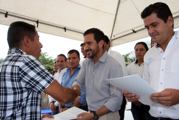 FOTO ALCALDE ENTREGA ESCRITURAS 01