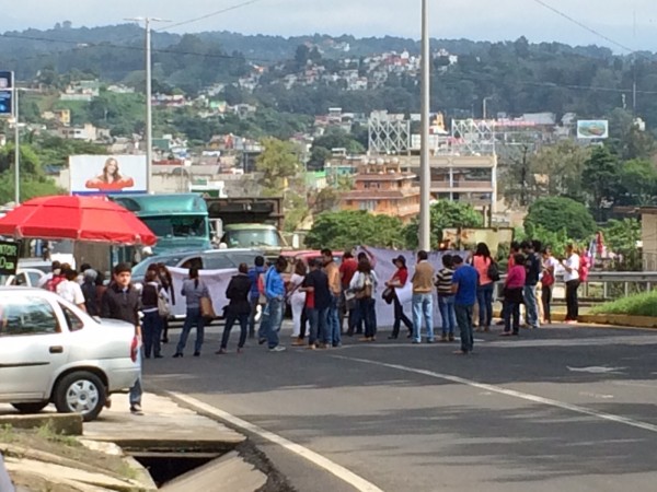 Profesores inconformes mantienen bloqueado la avenida Lázaro Cárdenas y Ruiz Cortines, a la altura de la SEFIPLAN, esto ante la falta de pagos pendientes por dicha dependencia/Foto: Alberto Palacios-Fotover