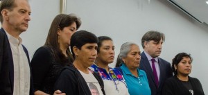 Los expertos con familiares de estudiantes de Ayotzinapa/ Foto José María Martínez