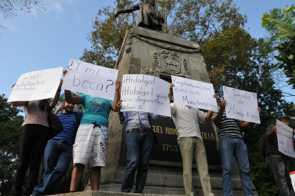 Los estudiantes previo a la guardia del titular de Finanzas en el parque Los Berros/Fotover
