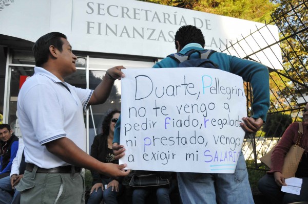Desde las 6 de la mañana un grupo de profesores de todo el estado tomaron las instalaciones de la Secretaría de Finanzas y Planeación (Sefiplan), exigen el pago inmediato de prestaciones/ FOTO: MIGUEL ÁNGEL CARMONA/FOTOVER.