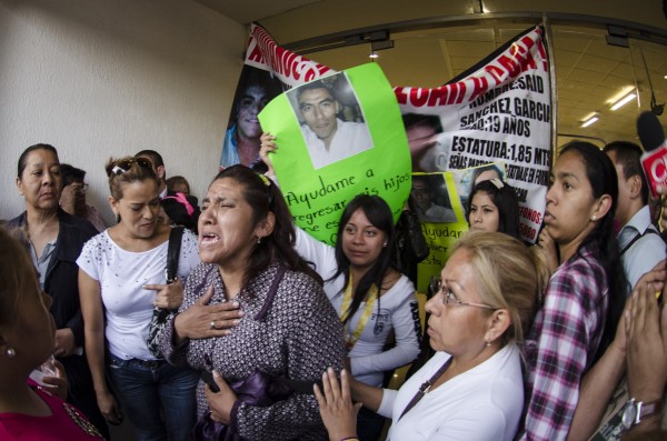Familiares de desaparecidos en región centro denunciaron que fiscal Luis Ángel Bravo les mintió para no dejarles ver los cuerpos localizados en Alvarado