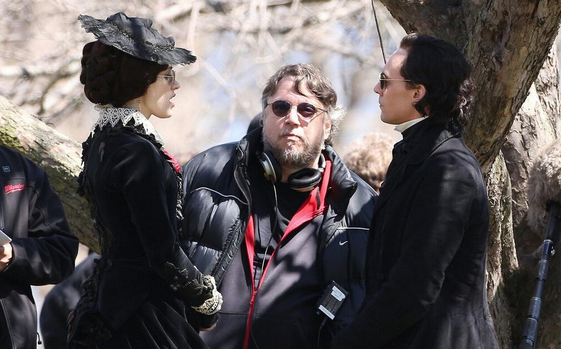 Tom-Hiddleston-Jessica-Chastain-del-toro-Crimson-Peak-movie-Set