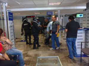 Tarde como siempre llegaron los policias a la sucursal
