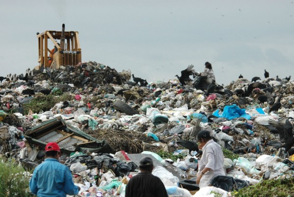 Coatzacoalcos mantiene sus 455 toneladas de basura al aire libre porque se robaron el dinero para el relleno sanitario