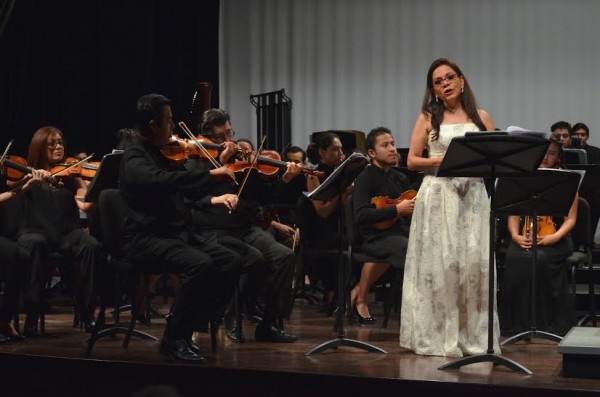Extraordinario programa musical dirigido por maestro Jorge Mester, teniendo como invitada especial a la mezzosoprano Encarnación Vázquez