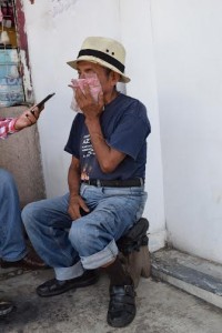 Juan Fonseca Aguirre padre de Gabriel, no puede contener la tristeza y el llanto por la ausencia de su hijo/ Foto SantyHer