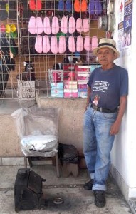 A sus 61 años don Juan trabaja de bolero para sostener a la madre de Gabriel que perdió la memoria/ por la perdida de su hijo/ Foto SantyHer