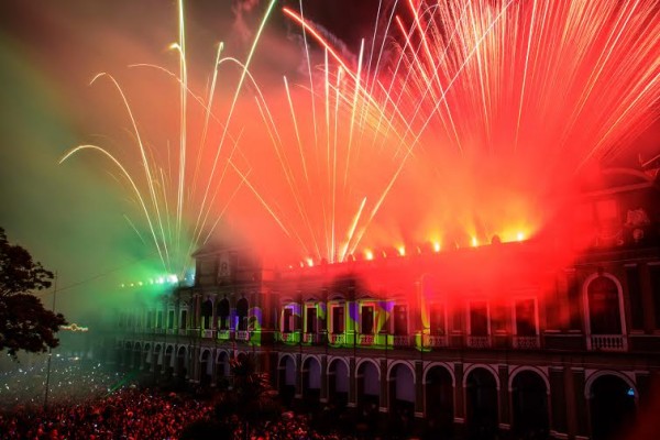 Luces artificiales, color, música, hicieron una ceremonia fulgurante en el grito de Independencia de Córdoba