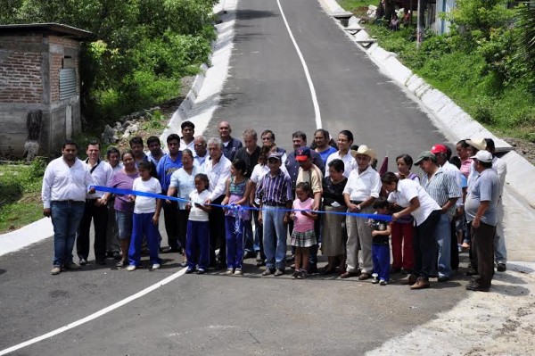 Autoridades entregan primera etapa de rehabilitación asfáltica de 0.8 kilómetros.