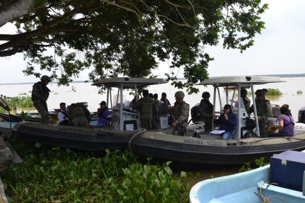 Al lugar se trasladó personal de la marina, seguridad, llevaron bolsas negras para transportar los cuerpos/ Foto Plumas Libres