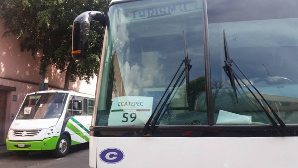 Cientos de carros llegaron procedentes de Ecatepec, edo de México, para transportar a los que medio llenarían el zócalo para el Grito/ foto Aristegui Noticias